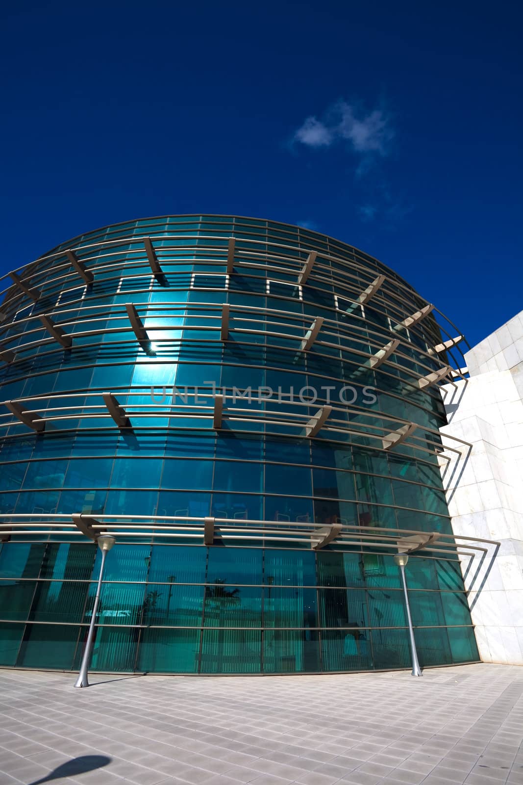 Office building on the basis of large windows and of modern style