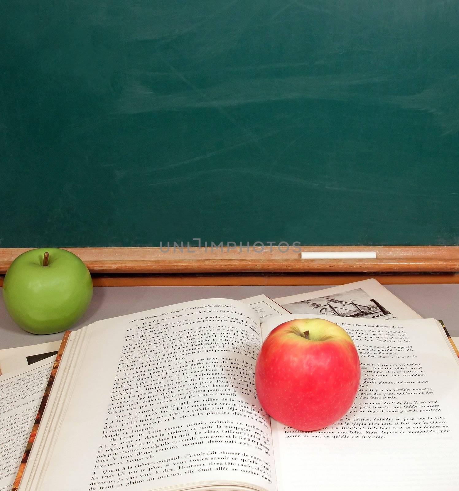Apples of the knowledge, schoolbooks and blackboard Metaphor  the green apple of the departure will become red at the end of schooling  text  tales of Grimm 19 century
