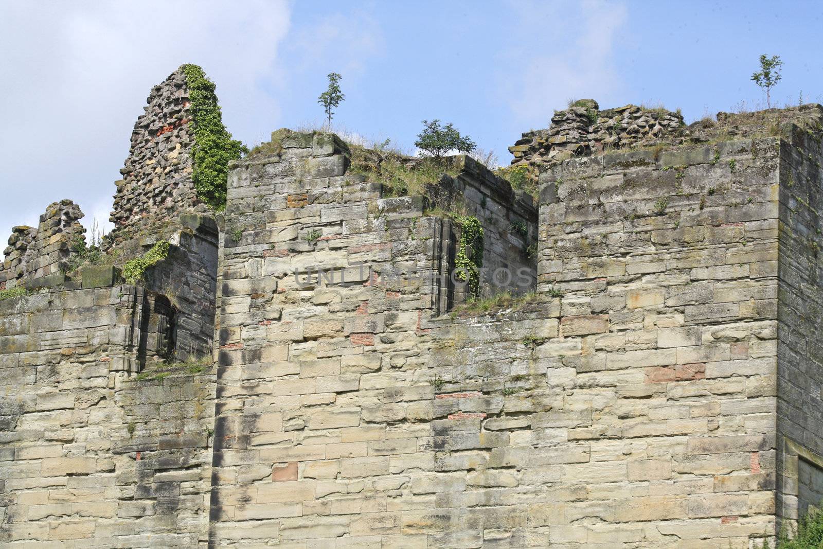 tut castle derbyshire uk, castle ruins