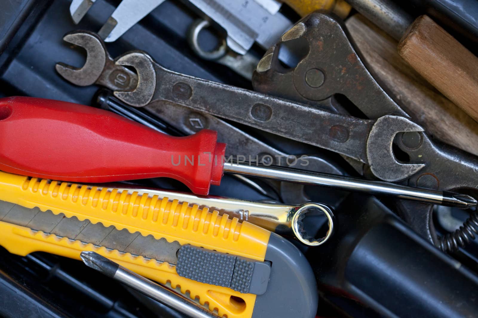 Different tools for repair of a close-up
