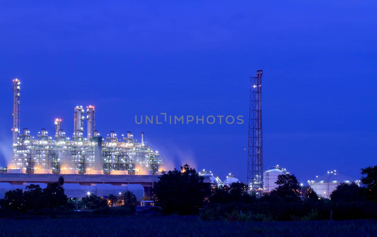 Oil refinery at twilight (Map Ta Phut Industrial Estate Rayong T by rufous