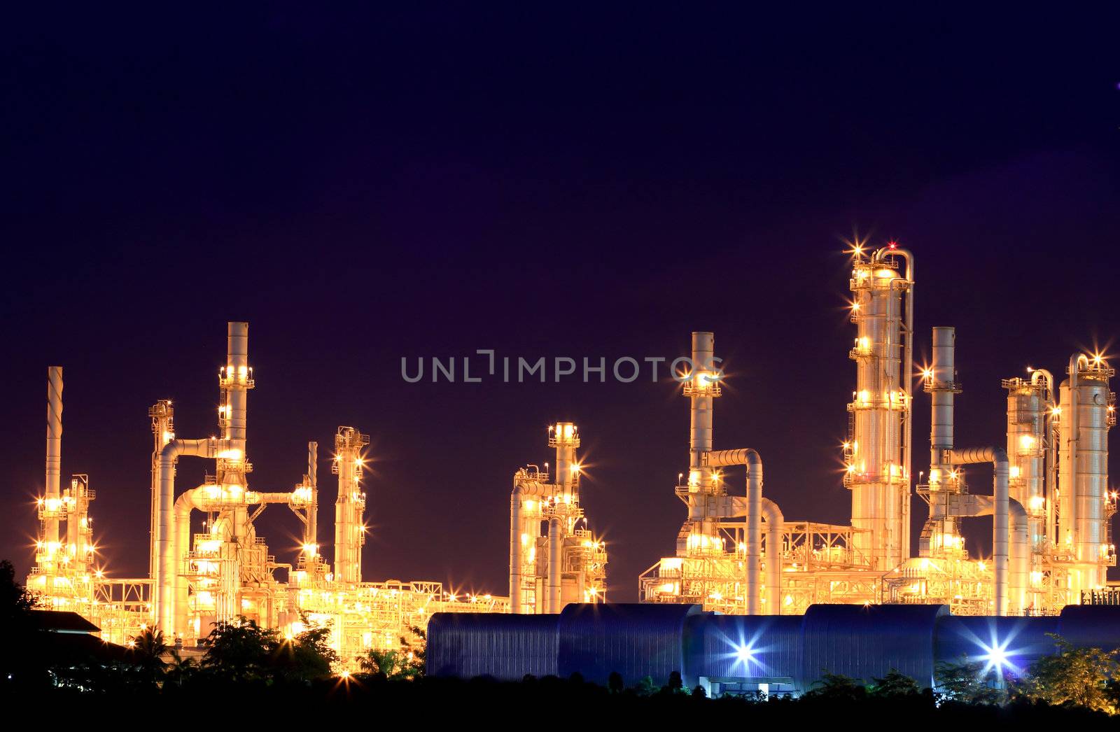 Oil refinery at twilight (Map Ta Phut Industrial Estate Rayong T by rufous