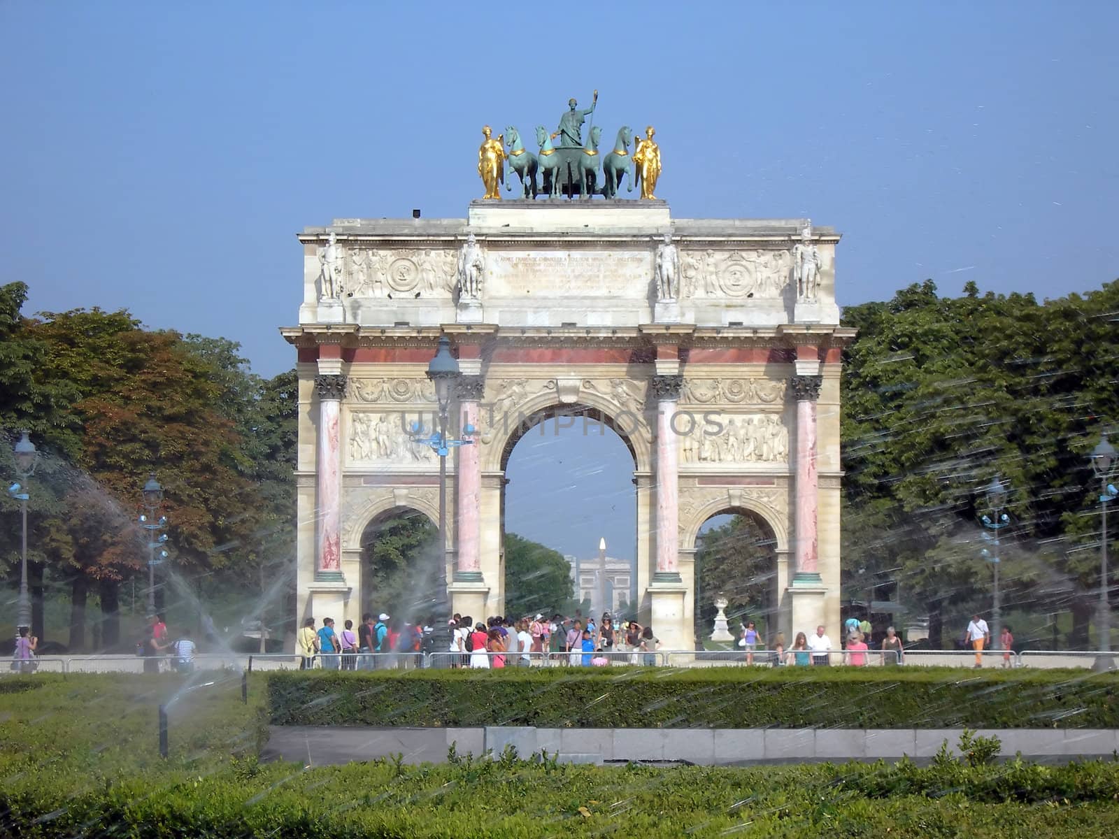        triumph arch in Paris with fountain   