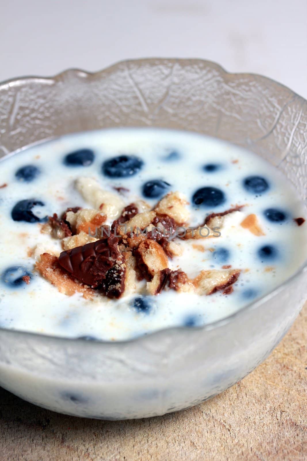 blueberries and milk dessert