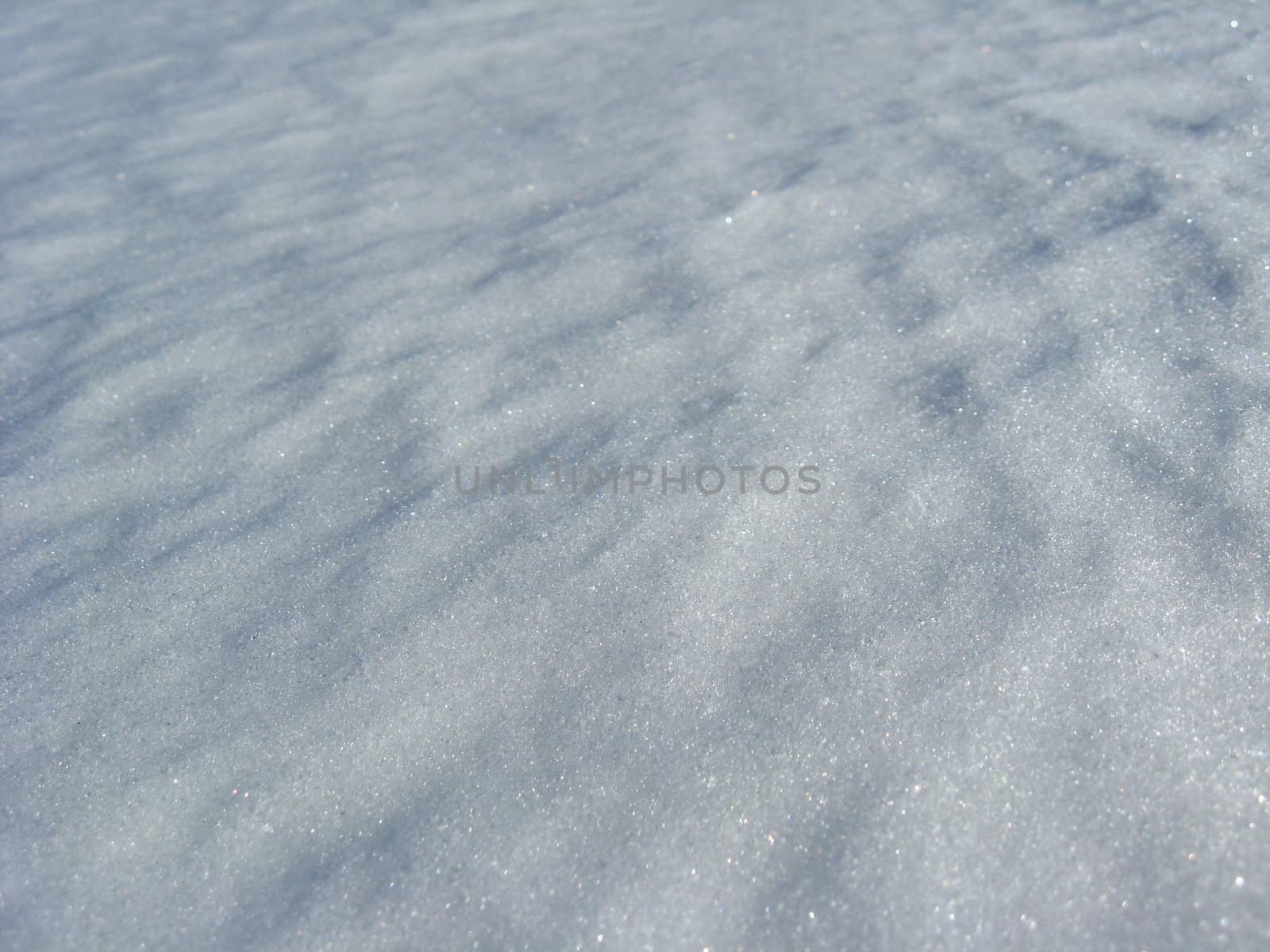 The image of thick layer of a white snow