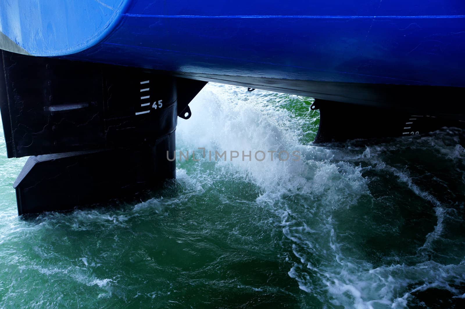 Raging water does flow from propeller ship 