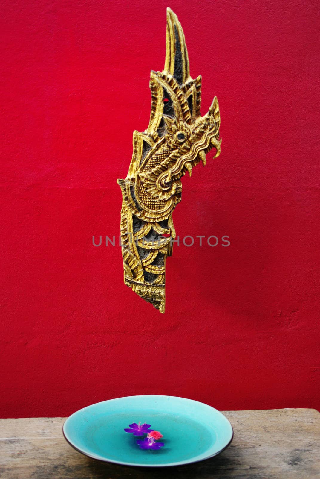 Golden dragon carve on wall for decorate