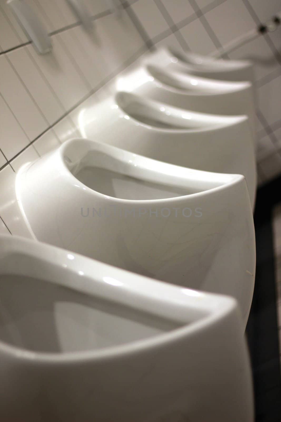 plain urinals by Teka77