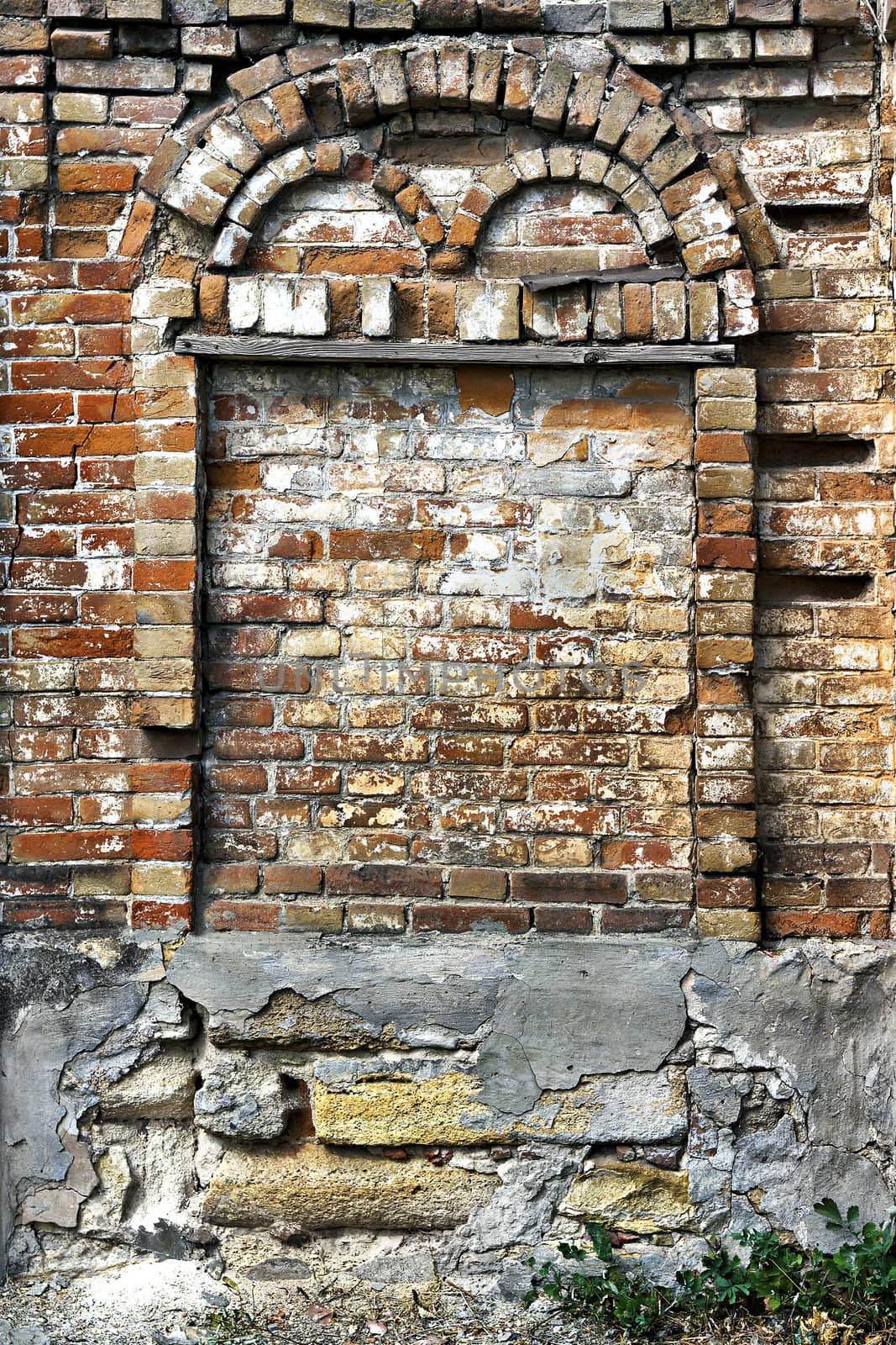 Crumbling brick wall with arch by Plus69