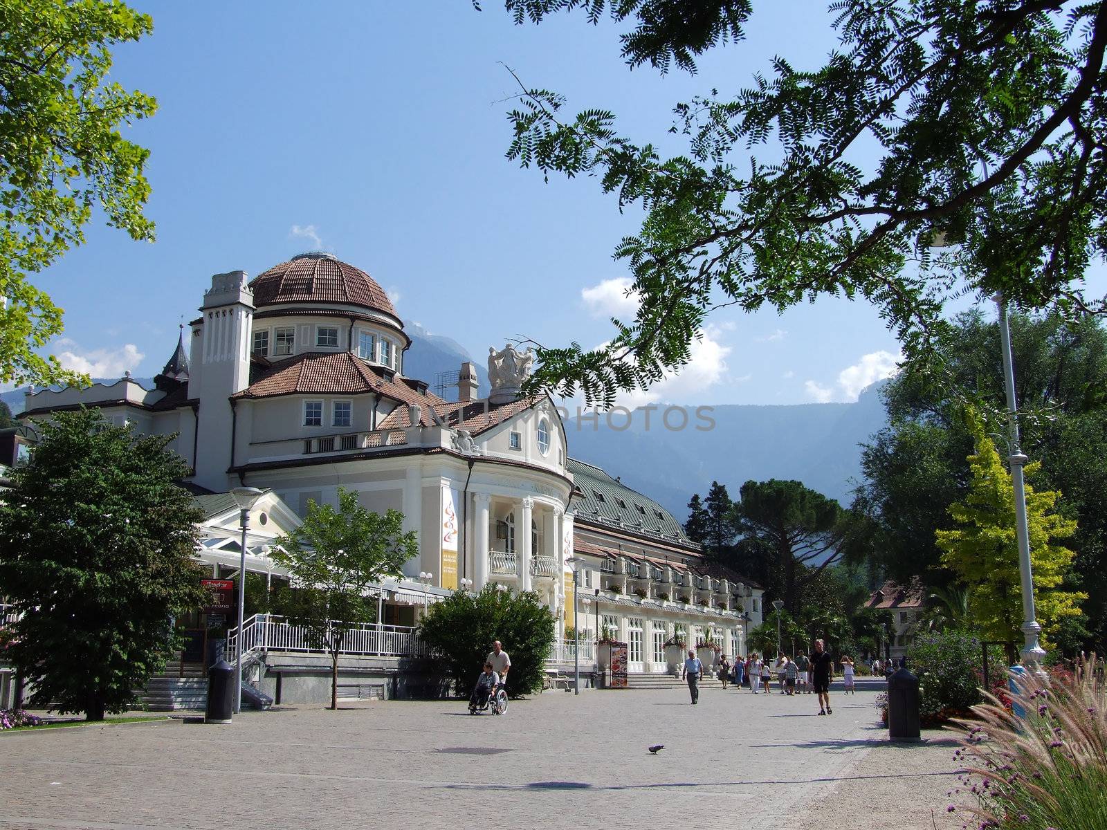 Kurhaus in Meran mit Kurpromenade
