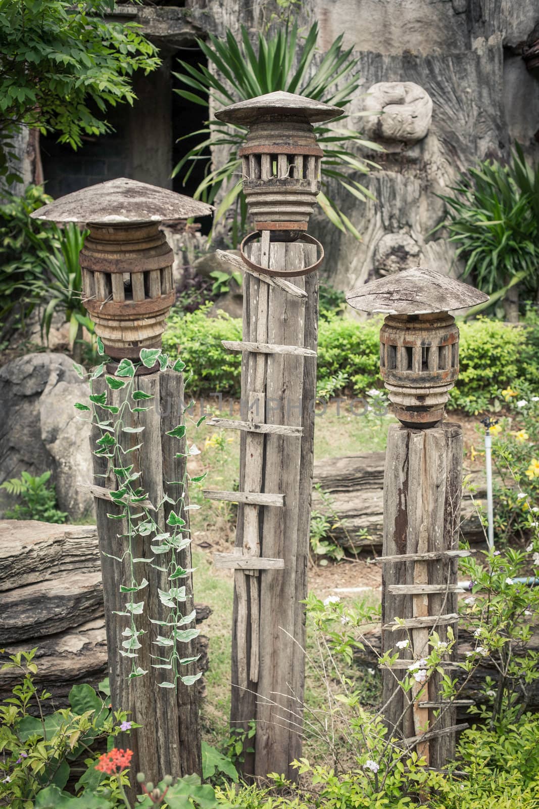 Lamps made ​​of wood in the garden.