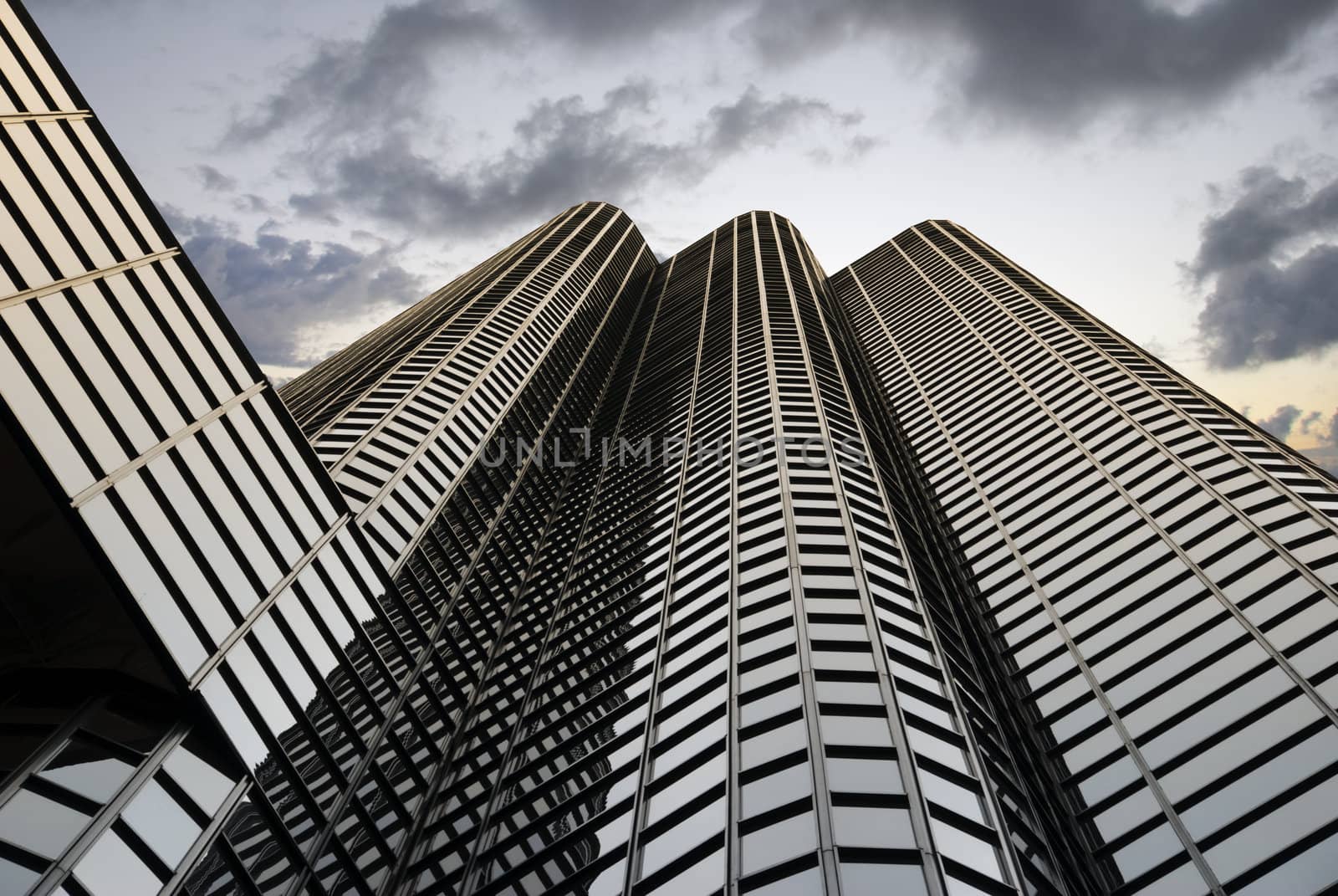 Skyscraper with clouds by f/2sumicron