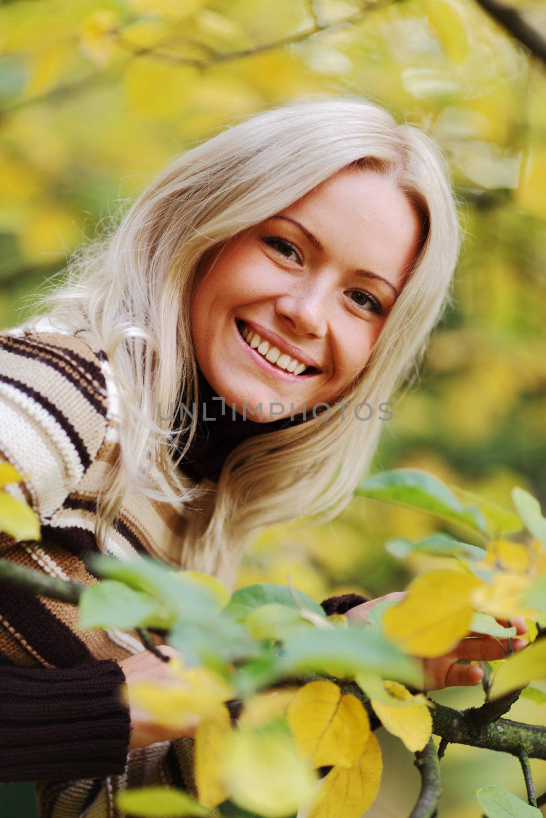  woman portret in autumn leaf close up