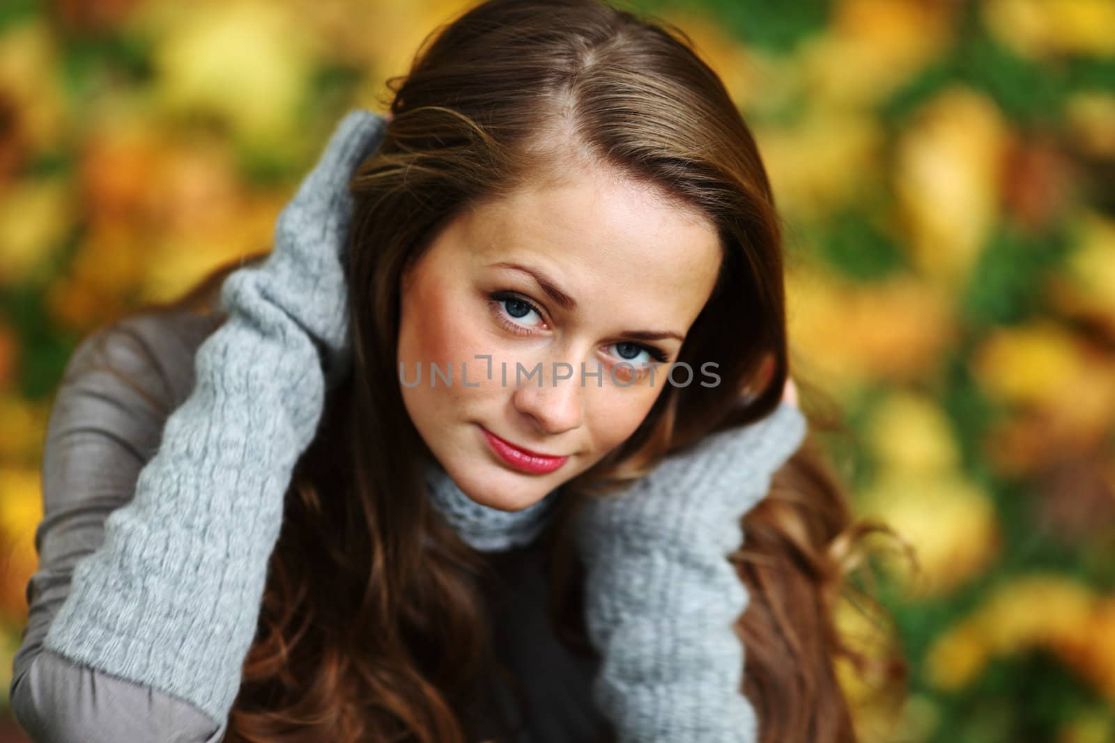  woman portret in autumn leaf close up