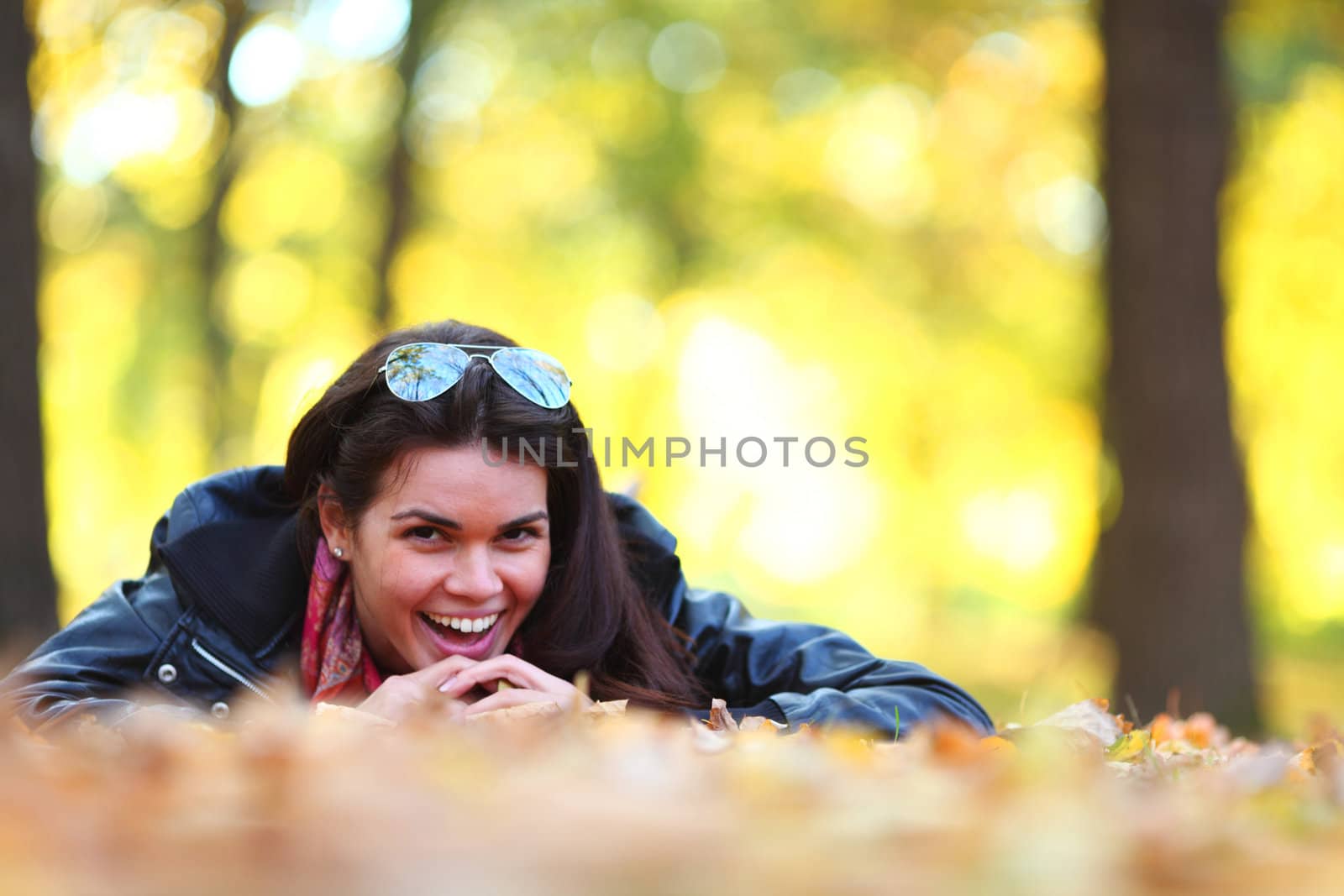  woman portret in autumn leaf close up