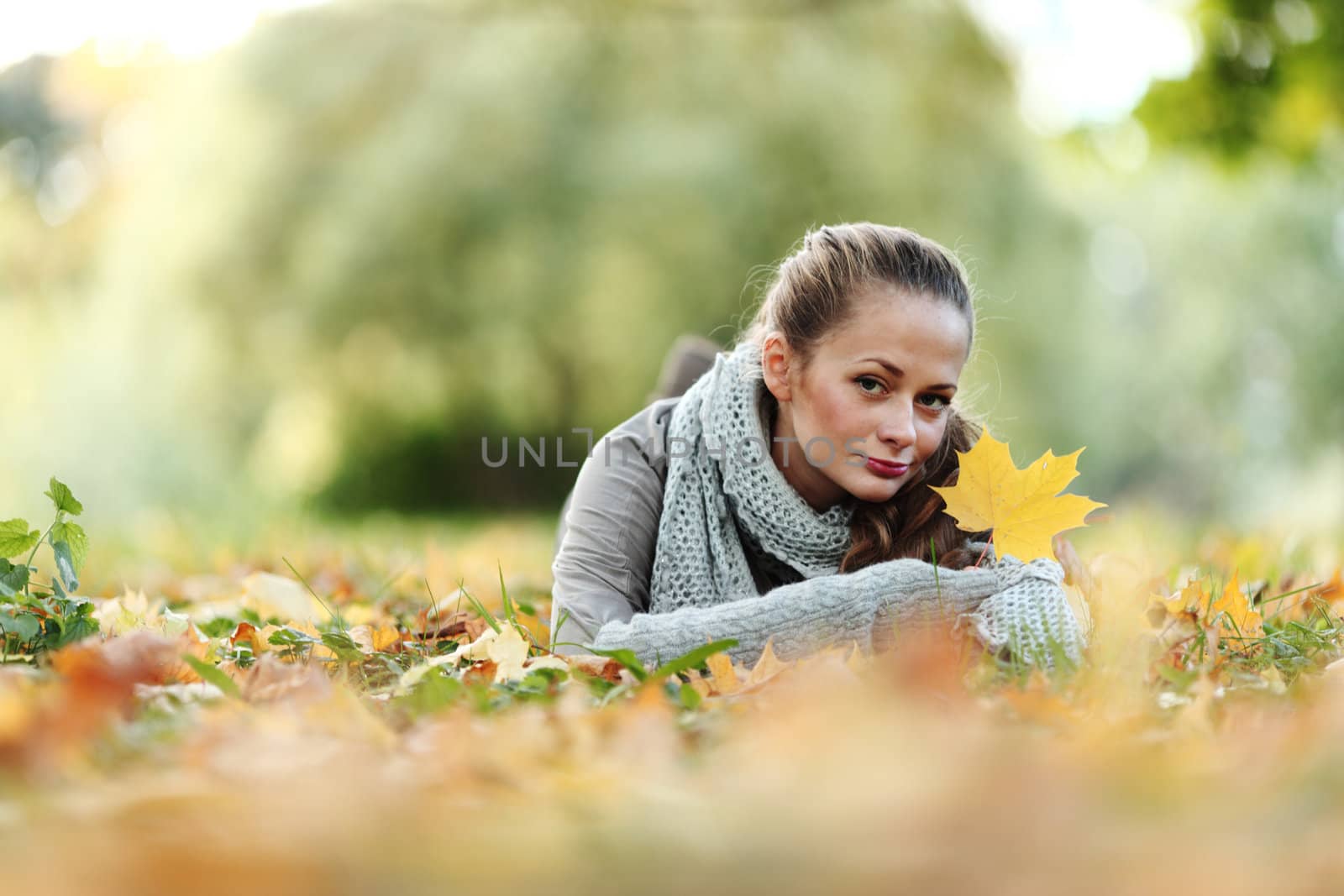  woman portret in autumn leaf close up