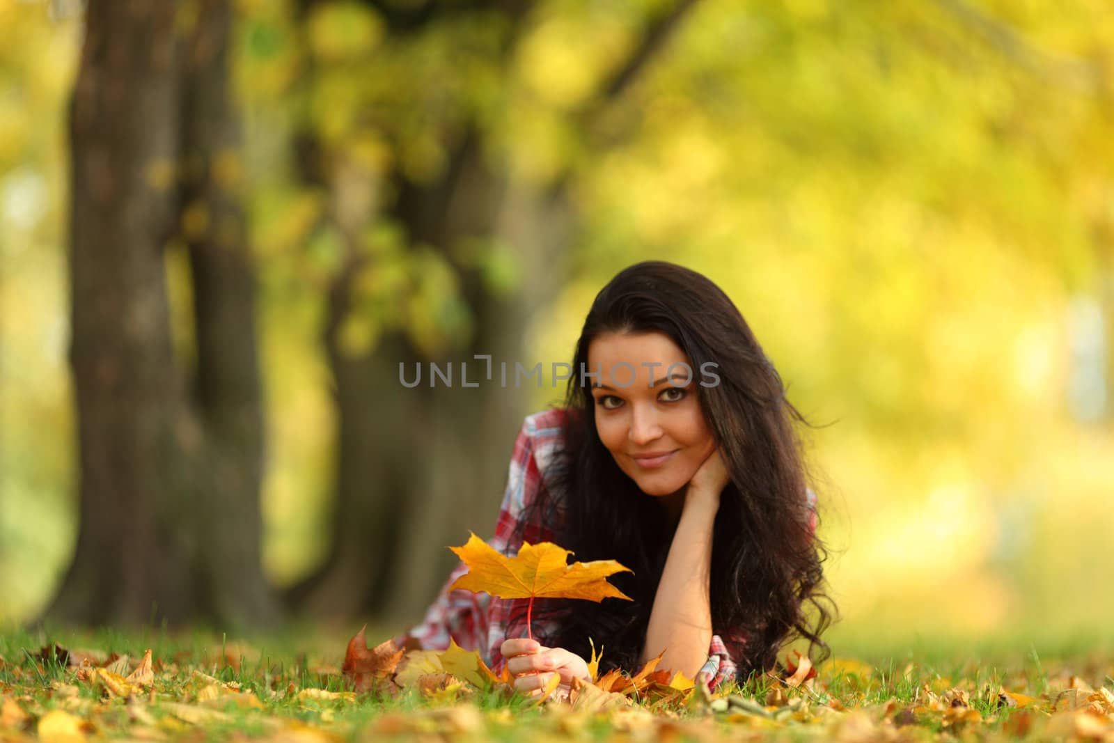  woman portret in autumn leaf close up