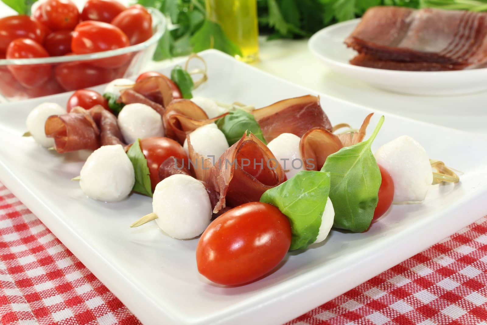 skewers with mozzarella, tomato, basil and ham