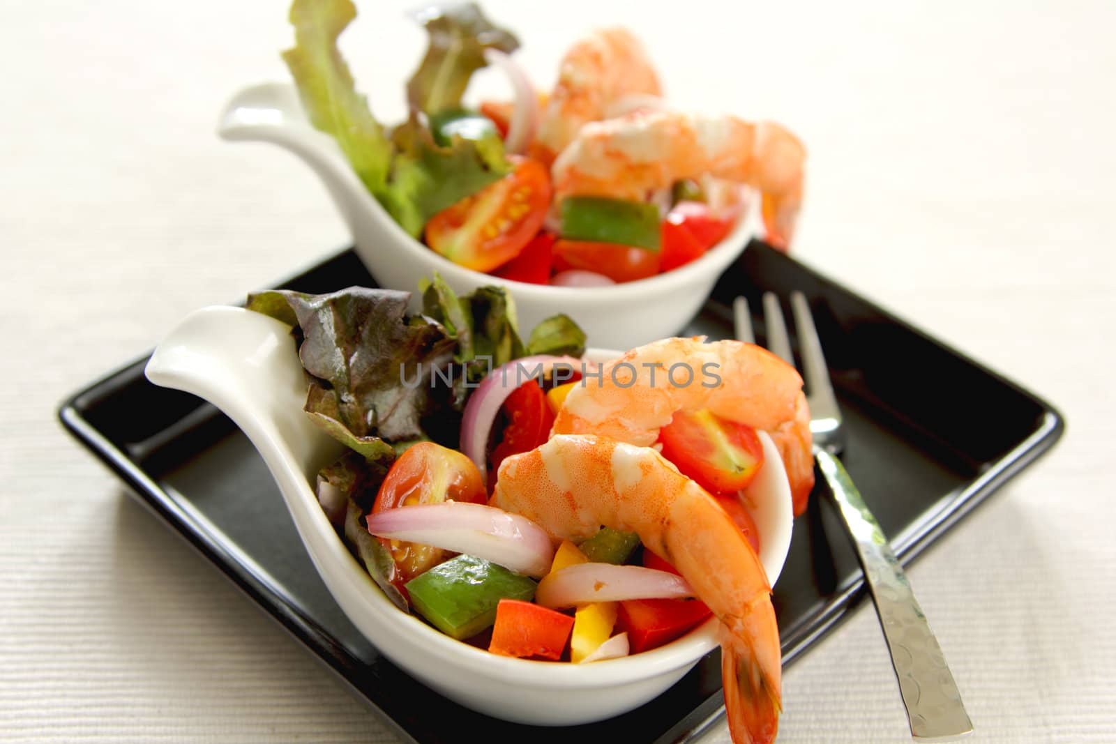 Prawn with cherry tomato ,lettuce,pepper and onion salad