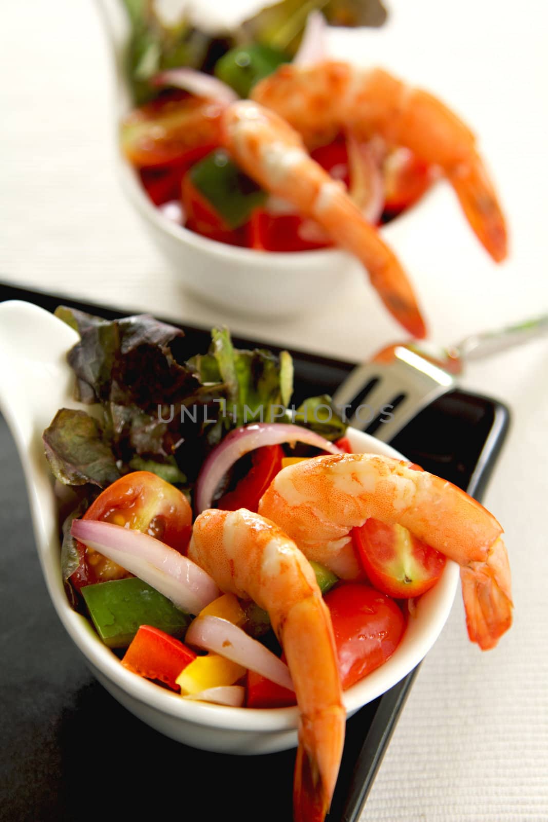 Prawn with cherry tomato ,lettuce,pepper and onion salad
