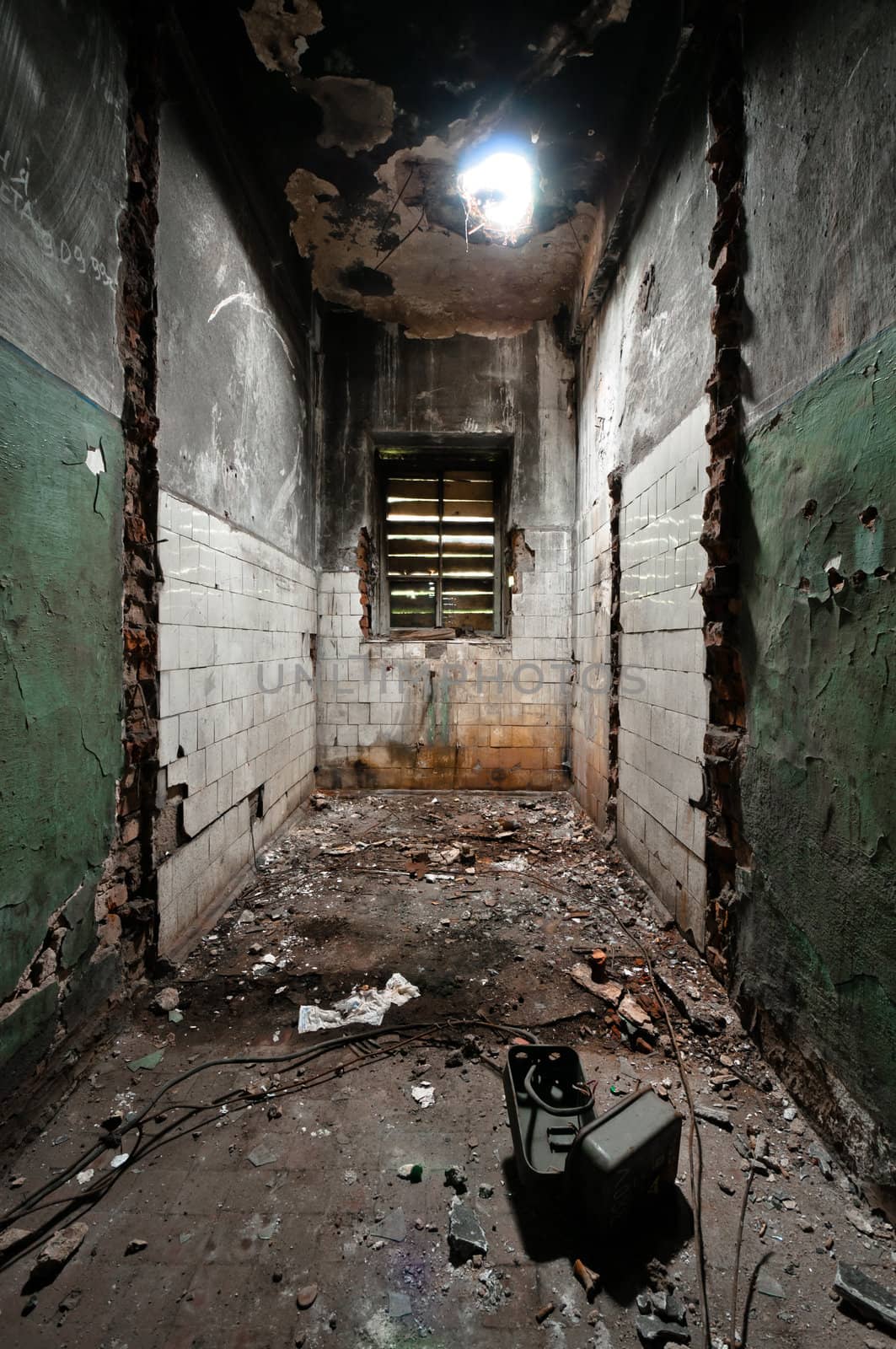 Scary and empty room by dmitryelagin