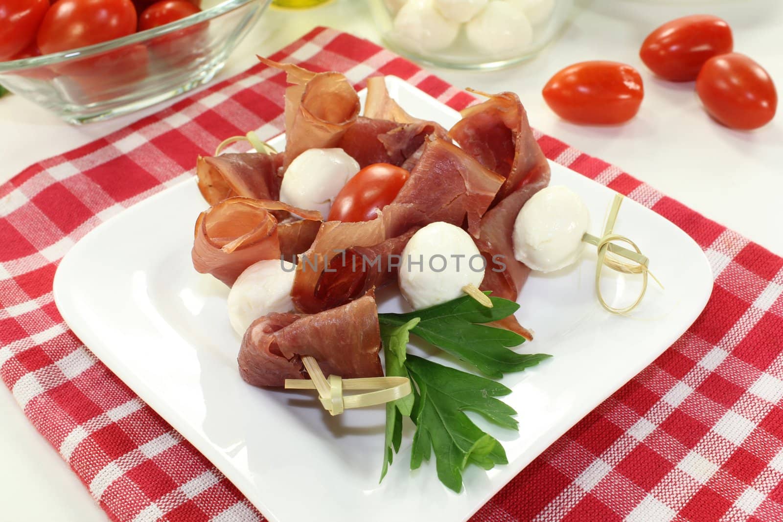 skewers with mozzarella, tomato, basil and ham