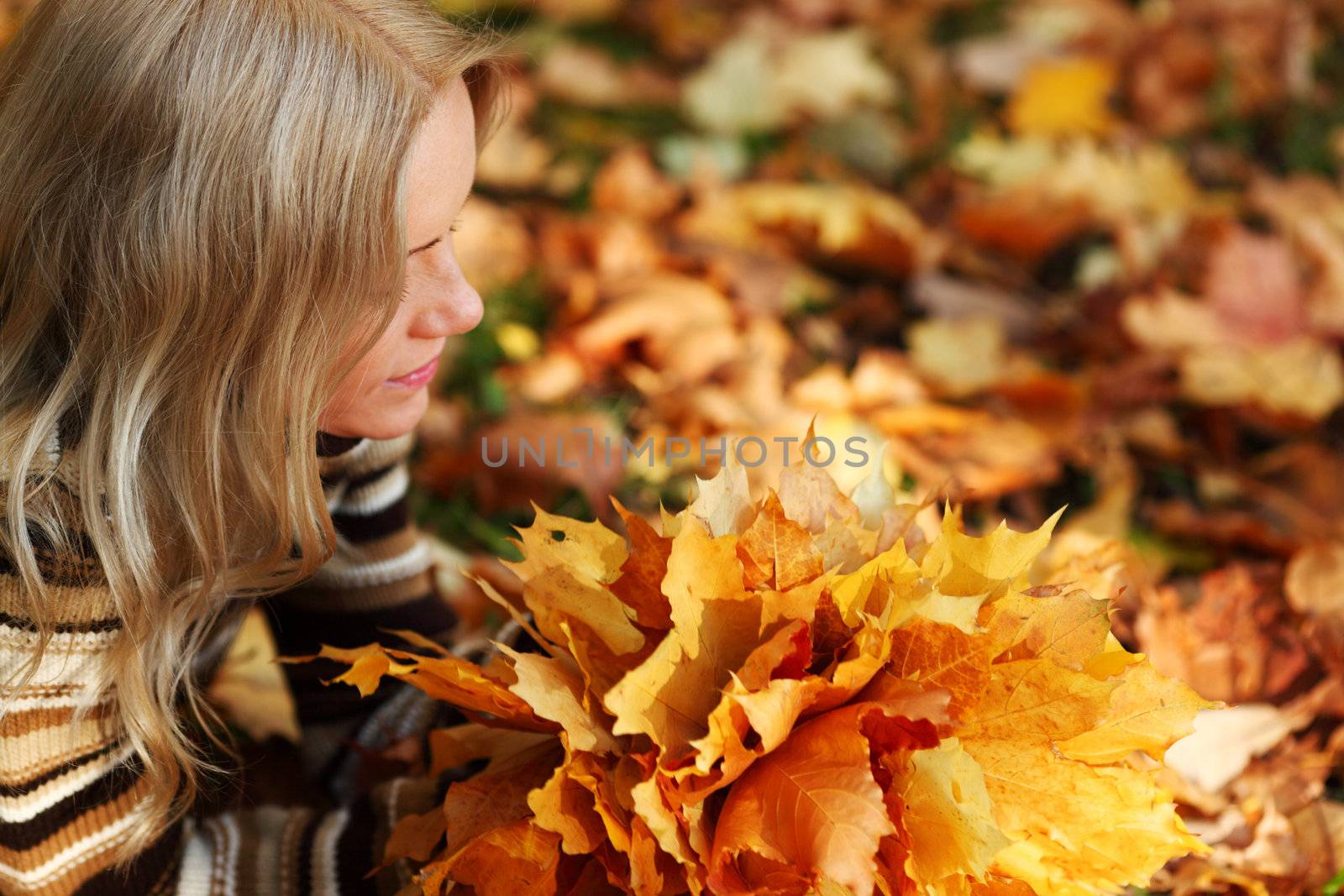 woman portret in autumn leaf