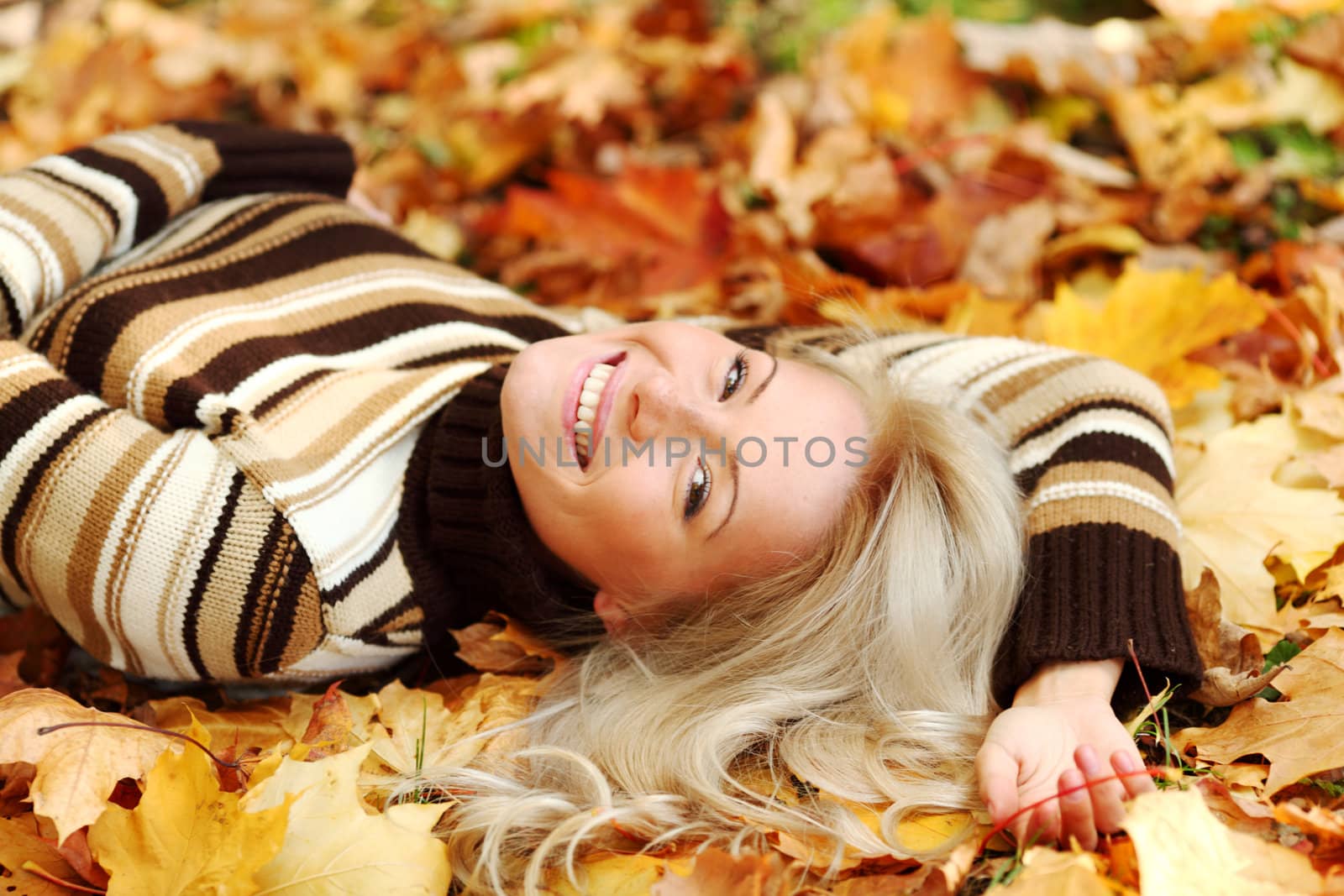  woman portret in autumn leaf close up