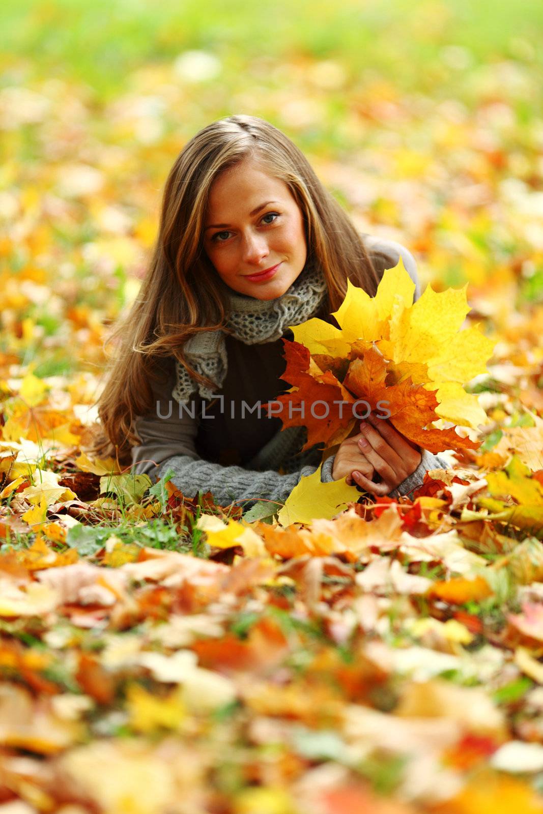  woman portret in autumn leaf close up