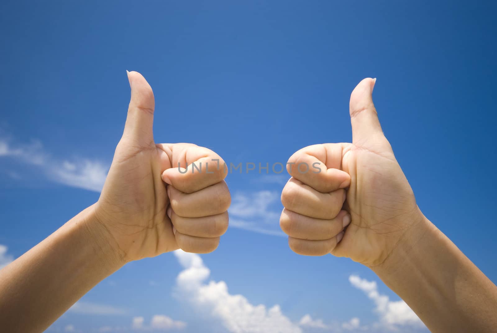 hands doing thumbs up