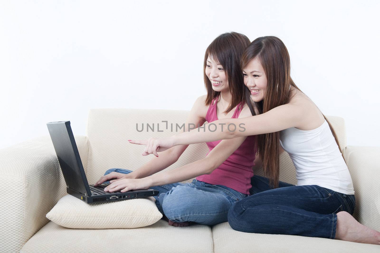 asian girls using laptop by yuliang11