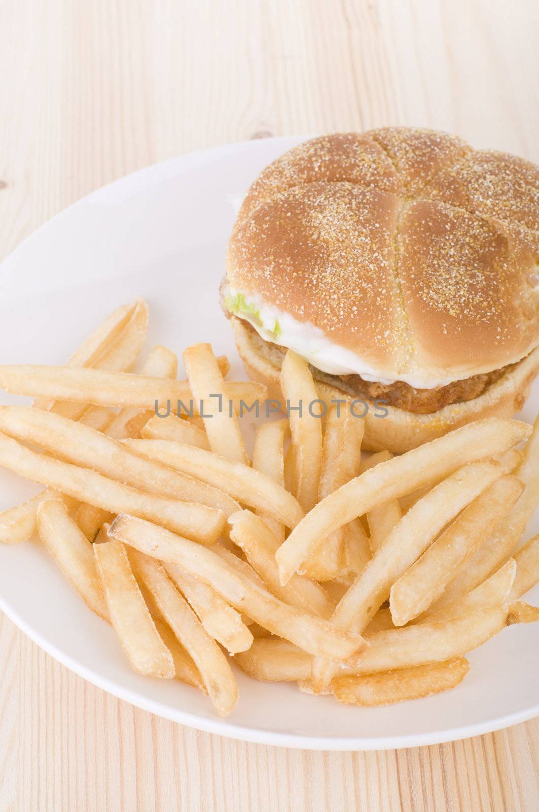 burger and chips  by yuliang11