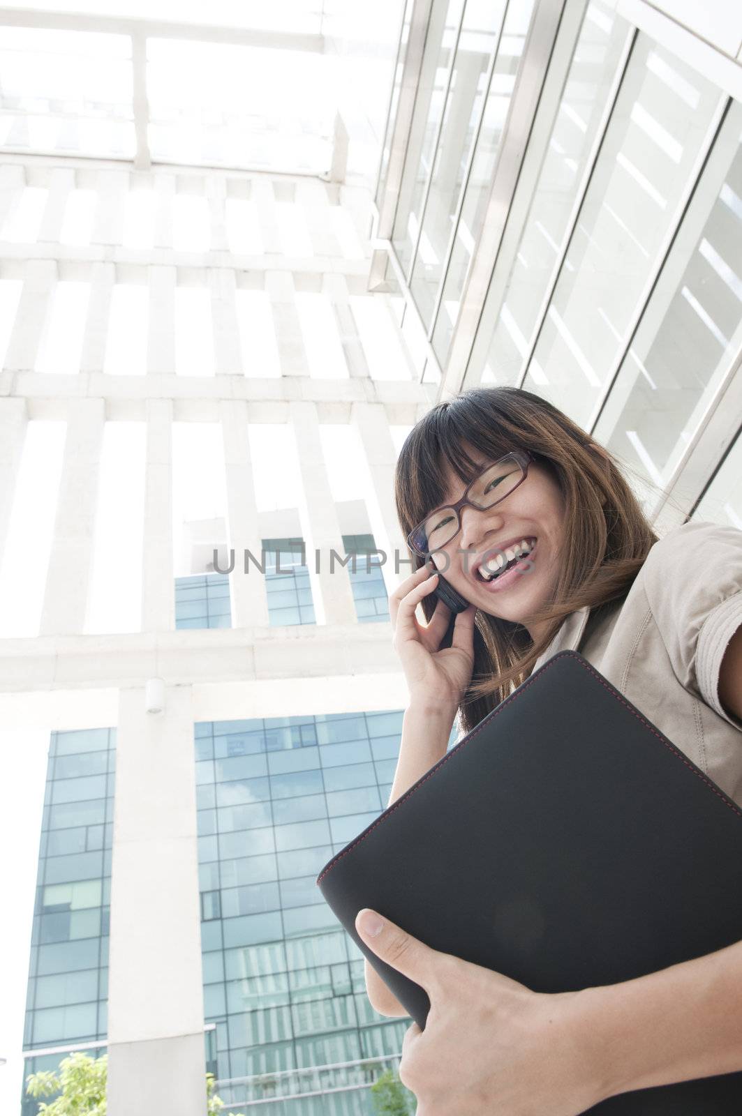 asian business women smiling with a handphone and diary