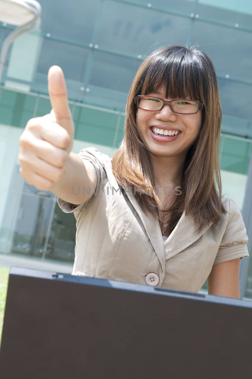 asian business women with a laptop and thumbs up