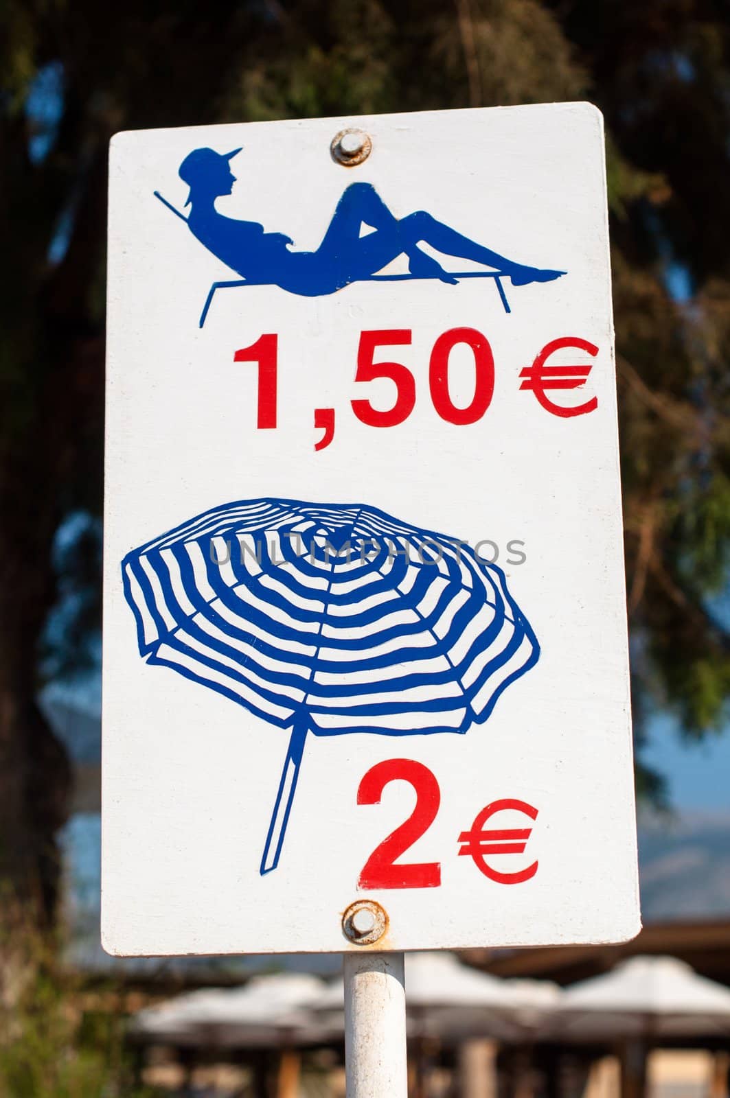 sign prmoting deck chair and umbrella rental services and prices