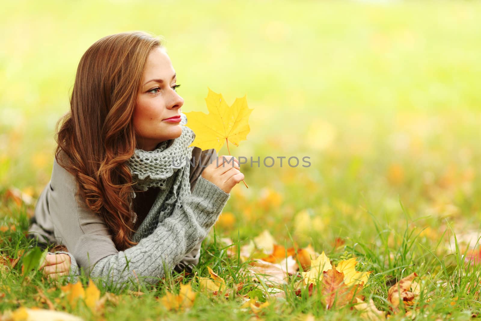  woman portret in autumn leaf close up