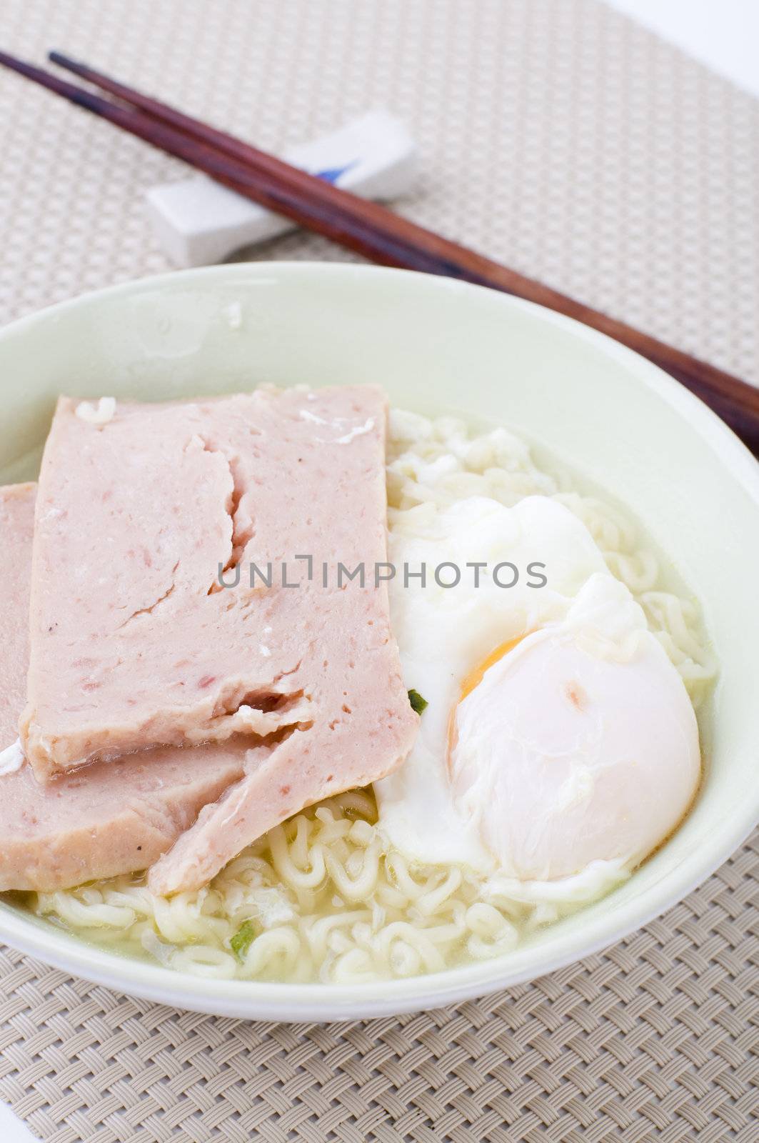 instant noodle with egg and ham