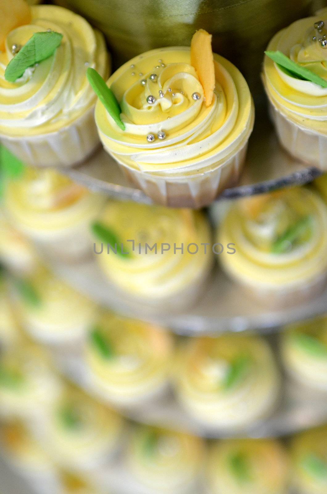 lot of cup cakes  by yuliang11