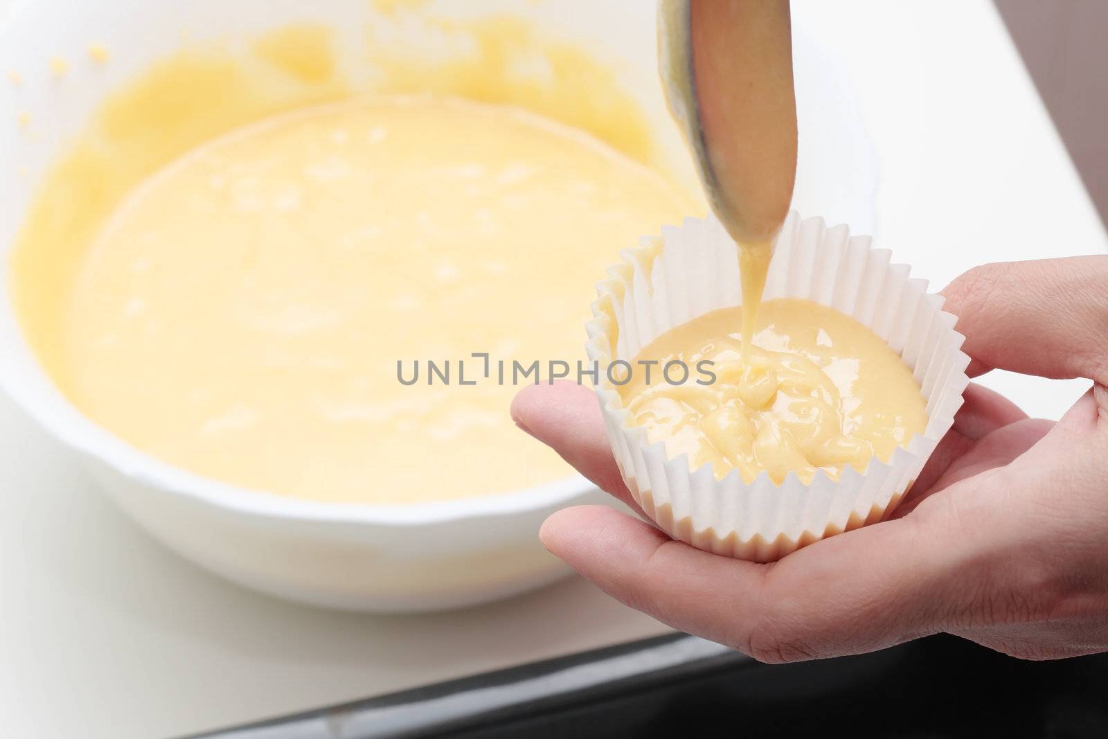 by filling molds of muffins with home-made dough with natural ingredients