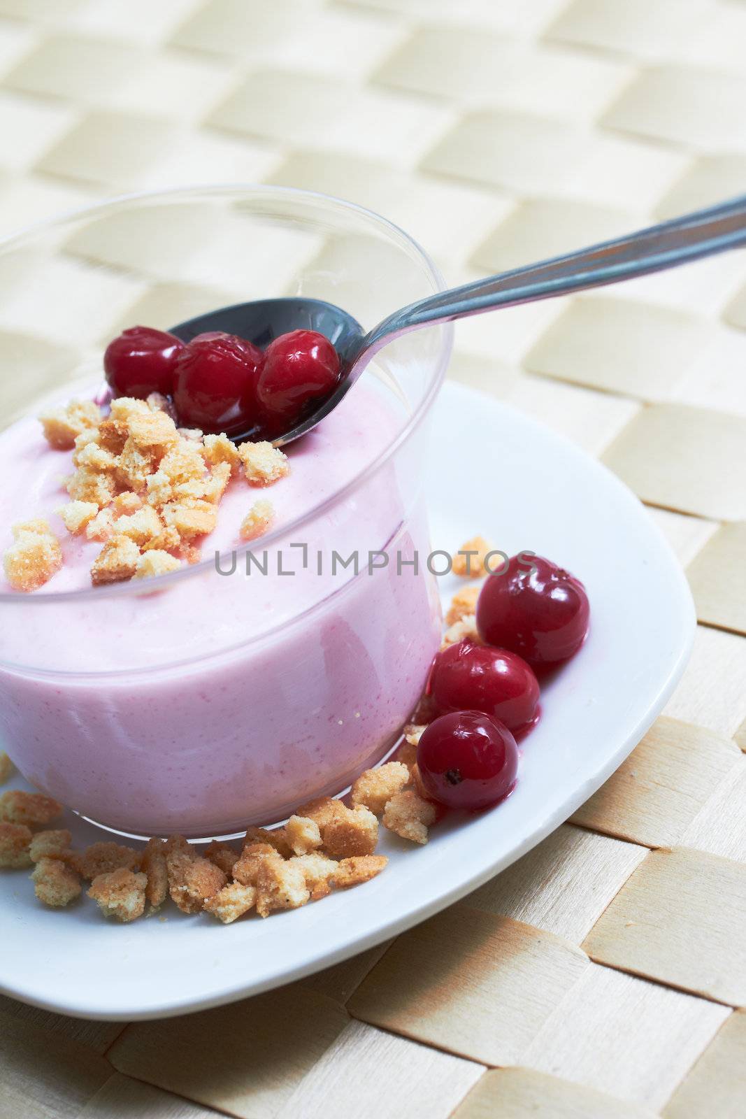 berry crumble cream dessert