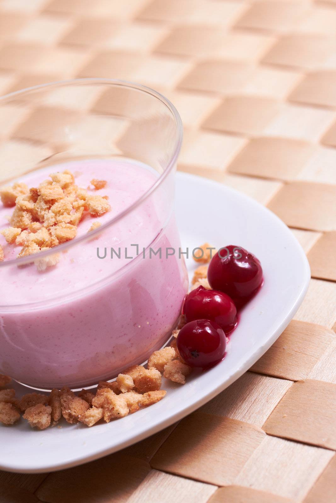 berry crumble cream dessert