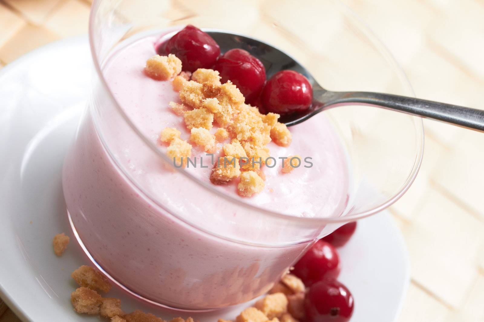 berry crumble cream dessert