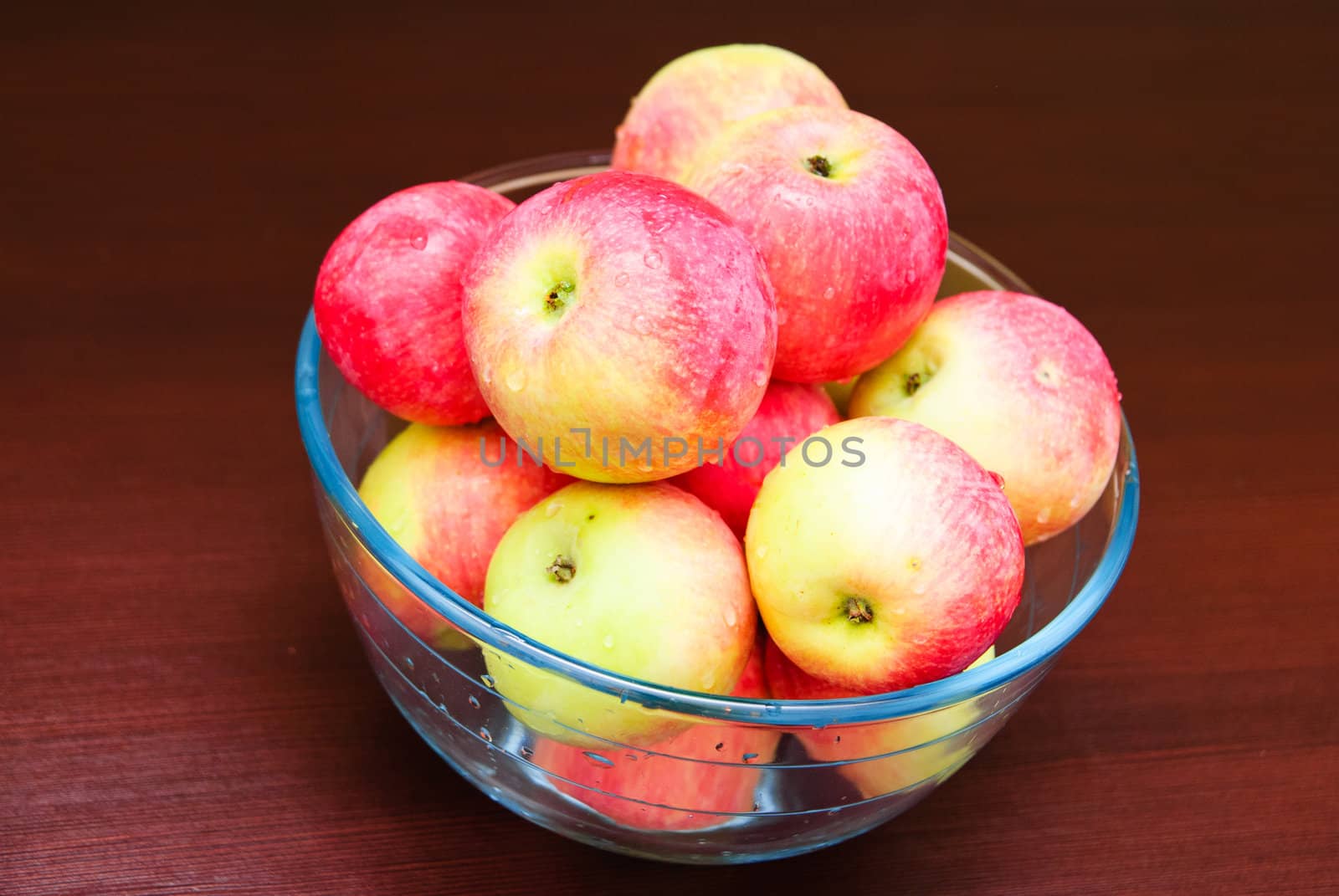 Glass bowl filled with juicy apples