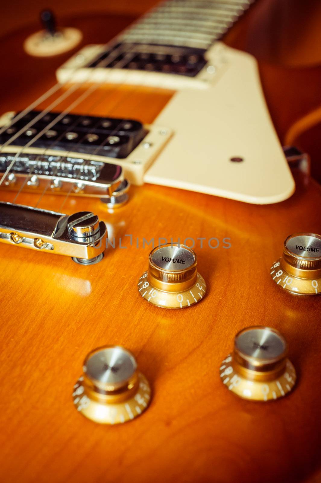 knob control of electric guitar on floor by moggara12