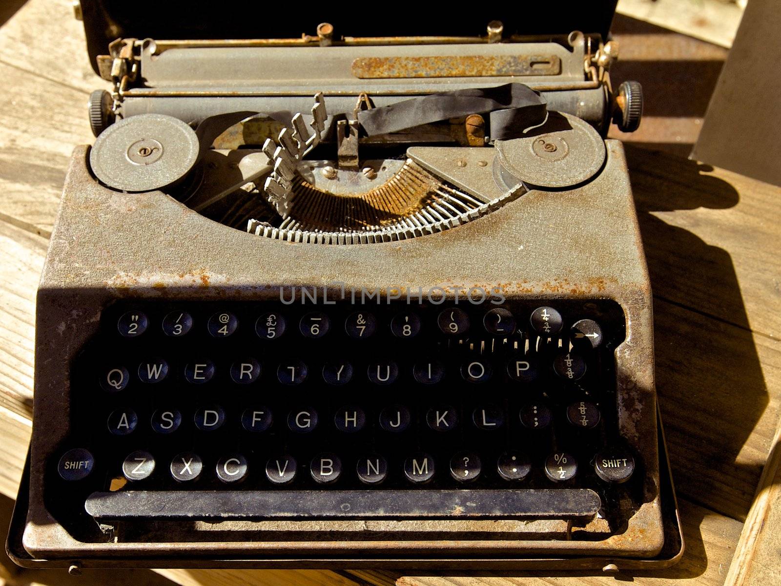Antique typewriter by instinia