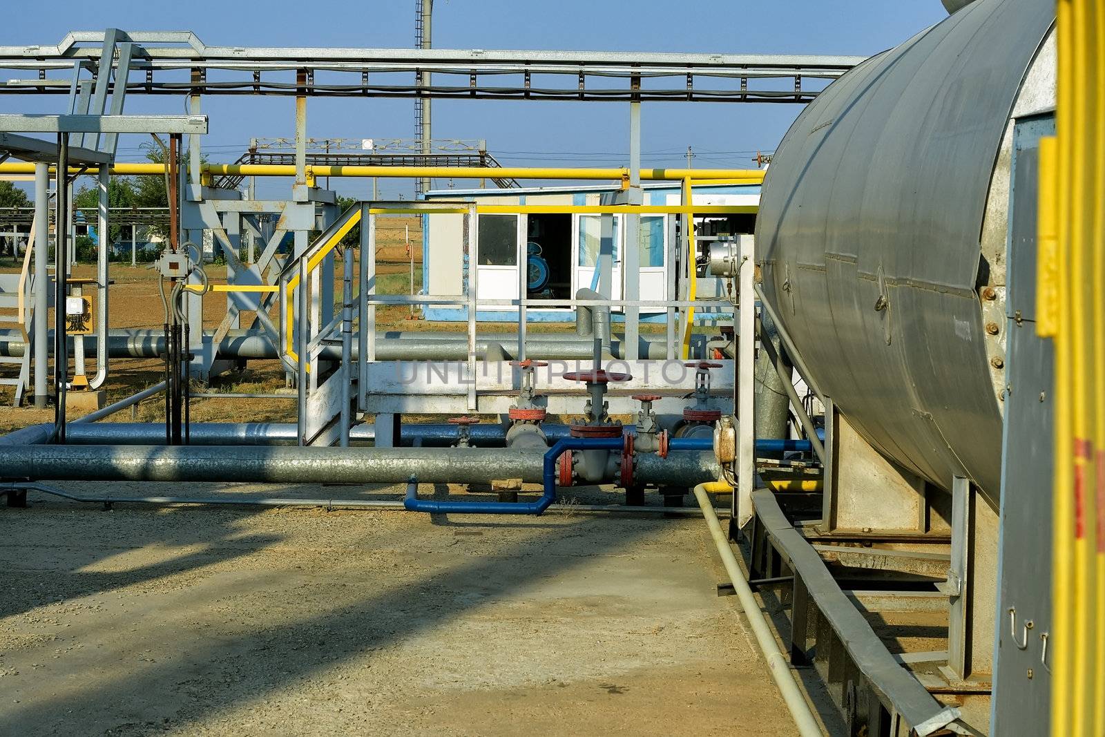Technological building in pumps for pumping oil.