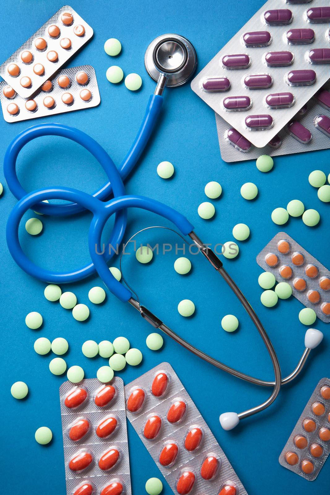 stethoscope and pills 