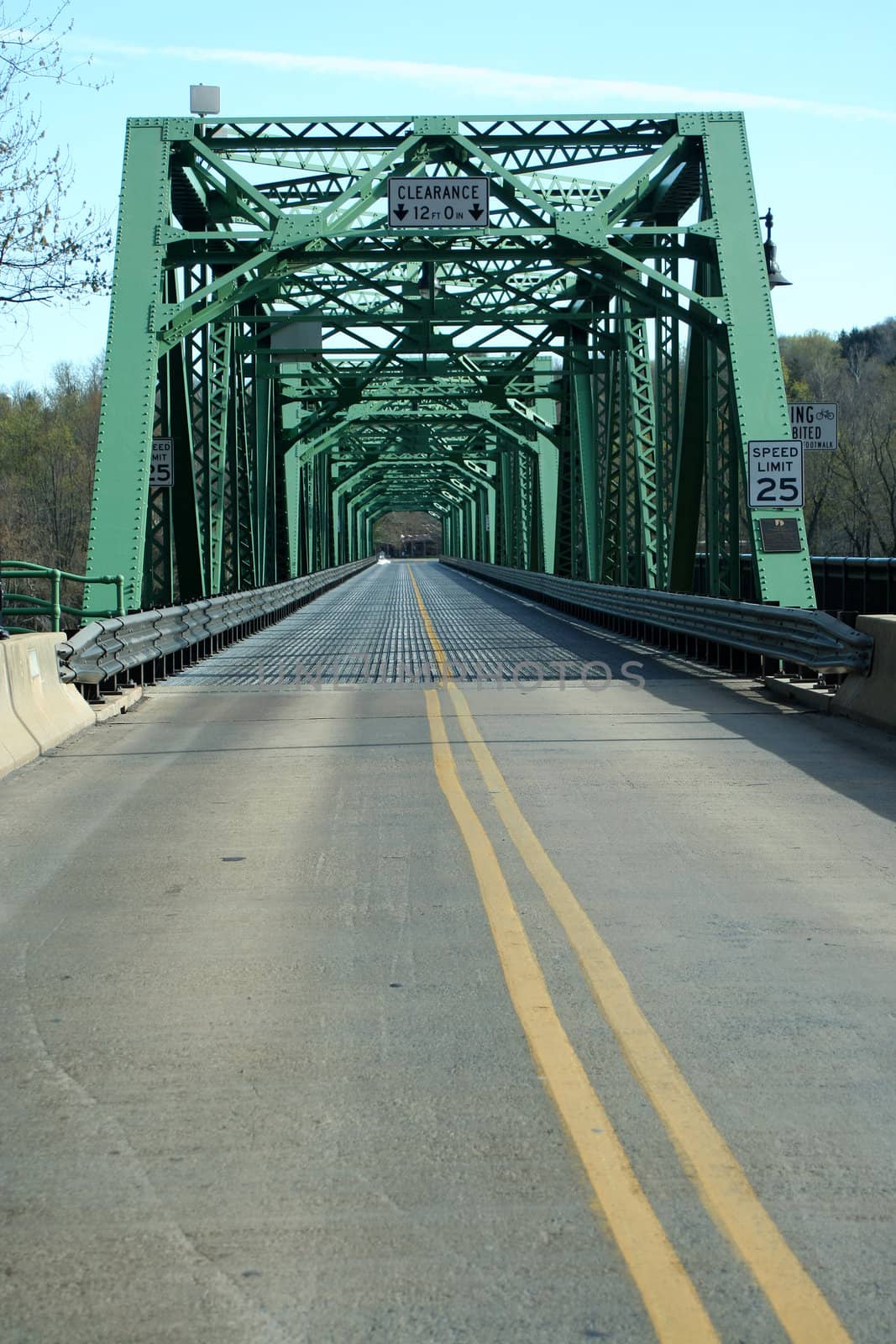 A Old green metal bricge