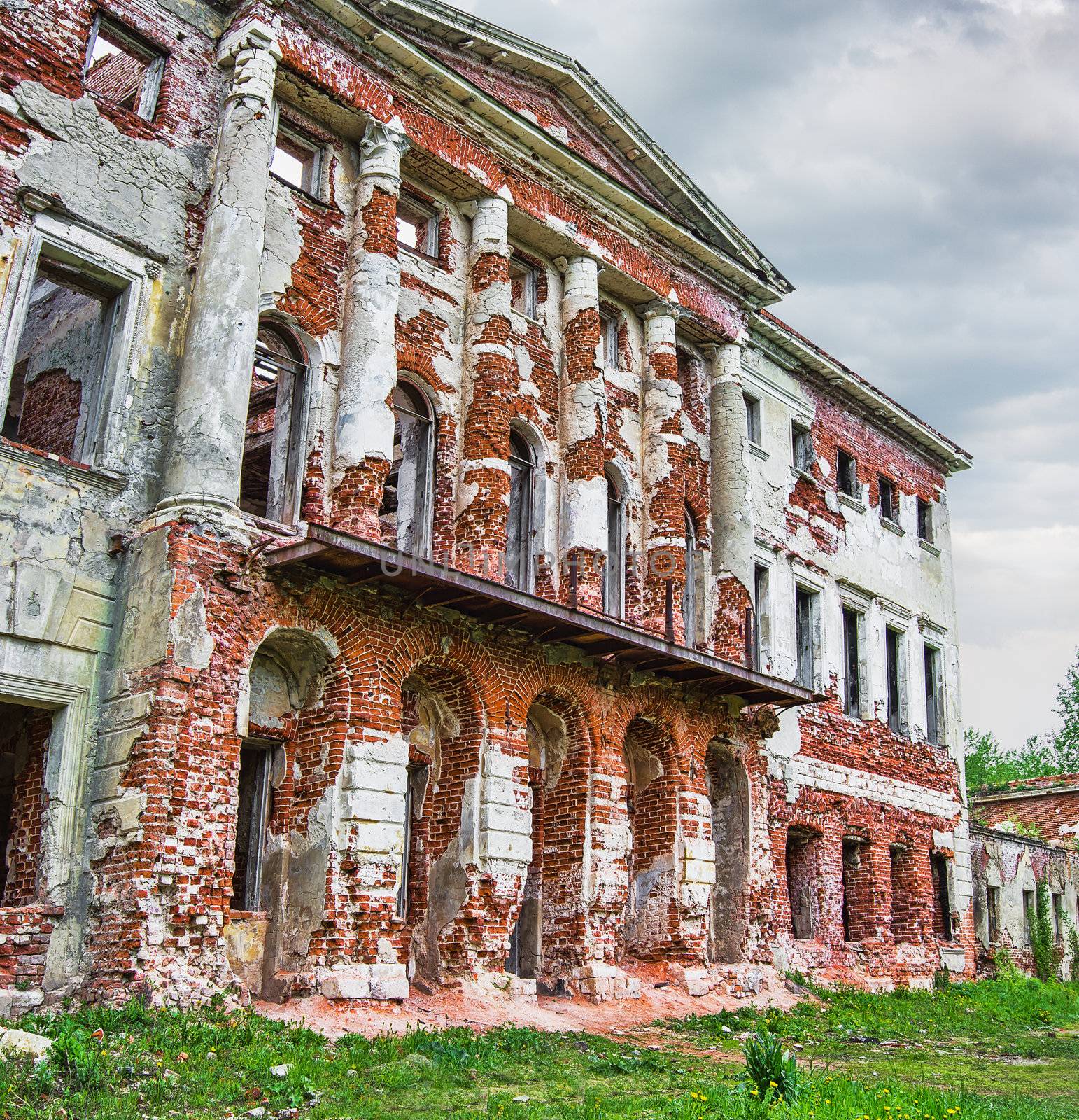The abandoned mansion by oleg_zhukov