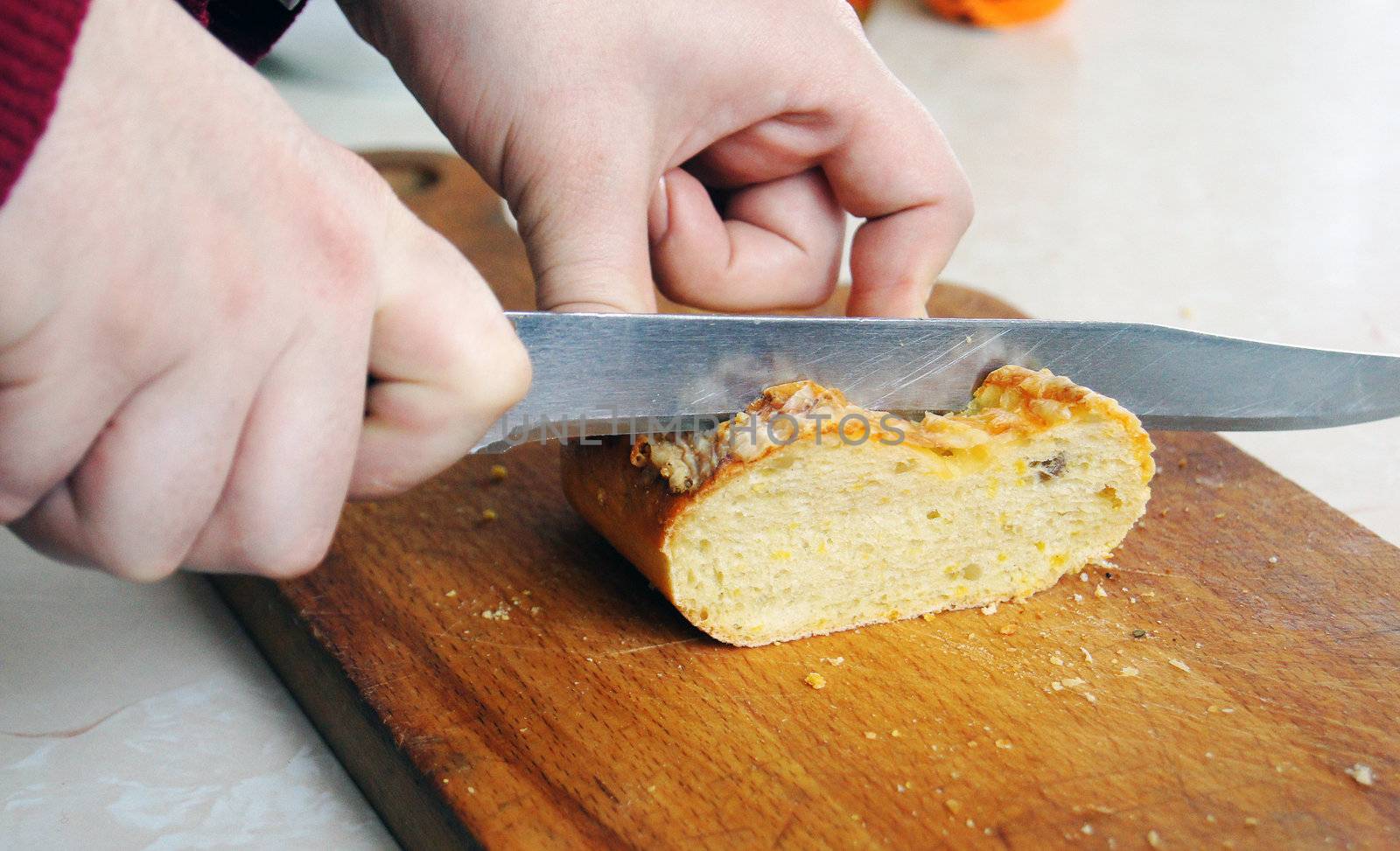Hands cut the bread







SONY DSC